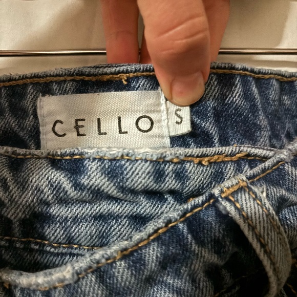 Cello short with asymmetrical buttons - Picture 2 of 2